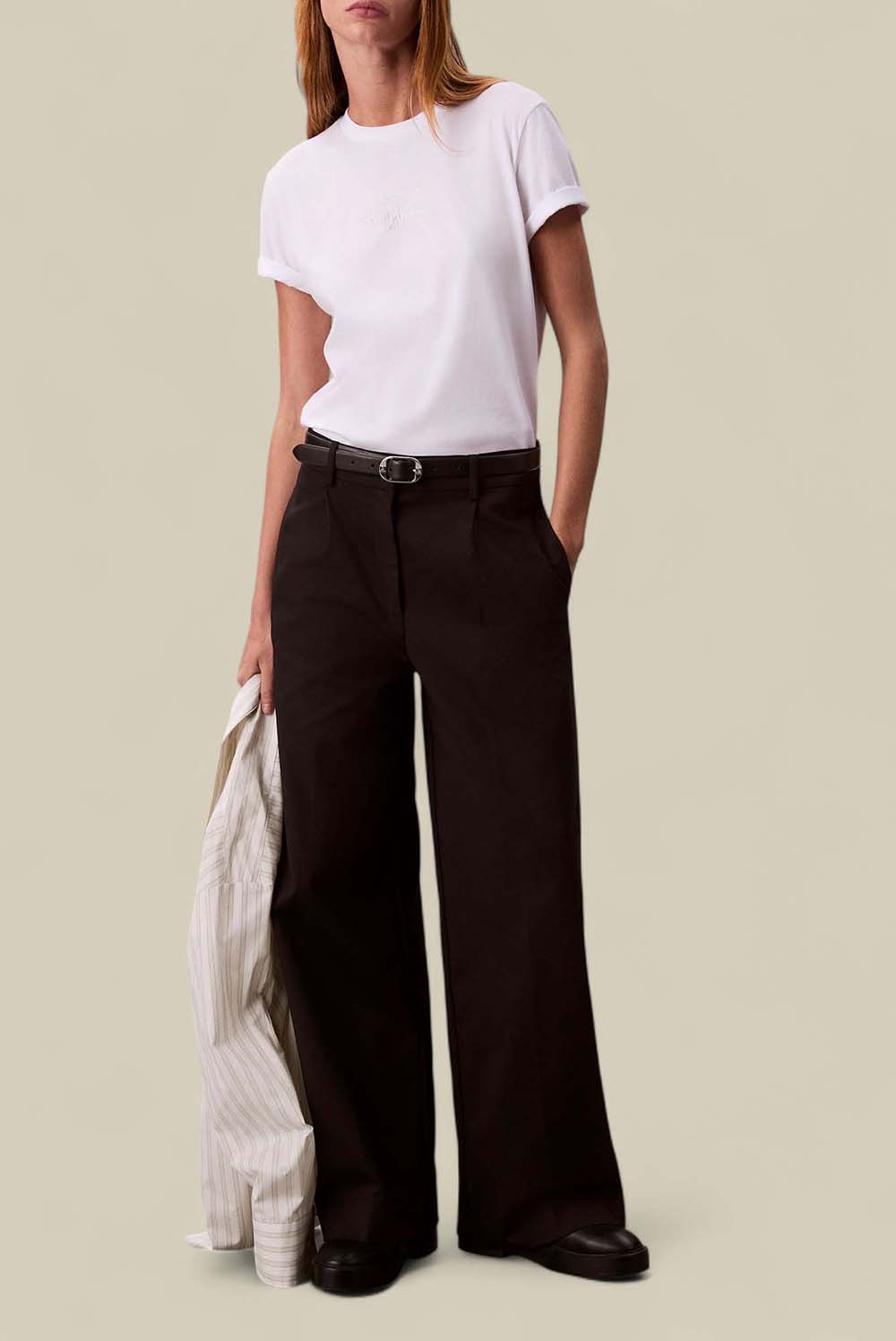 תמונת כל הלוק של חולצת טי